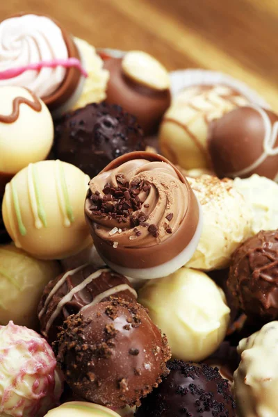 Een heleboel verschillende chocolade pralines, Belgische zoetwaren gourm — Stockfoto