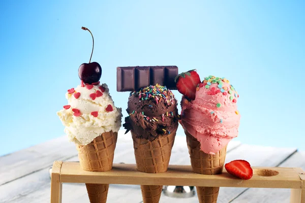 Cucharadas de helado de diferentes colores y sabores con bayas , — Foto de Stock