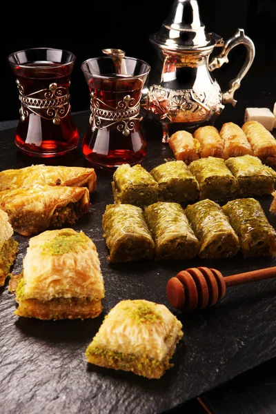 Platos de Oriente Medio o árabes. Postre turco Baklava con pi — Foto de Stock