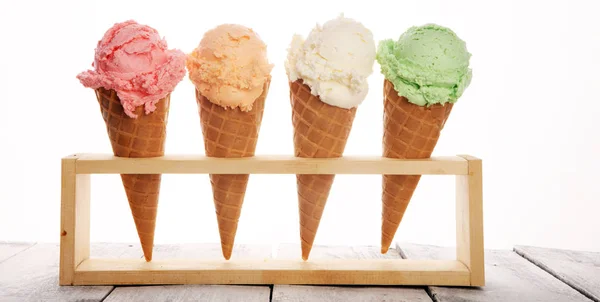 Μεζούρες παγωτού διαφορετικών χρωμάτων και γεύσεων με μούρα, — Φωτογραφία Αρχείου