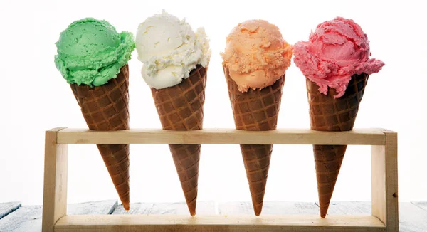 Cuillères à crème glacée de différentes couleurs et saveurs avec des baies , — Photo
