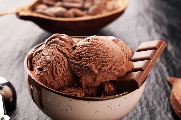 Palla gelato al cioccolato in una ciotola. paletta gelato — Foto Stock