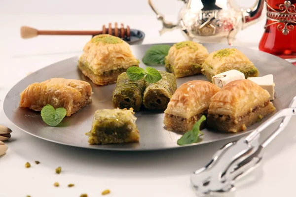 Middle eastern or arabic dishes. Turkish Dessert Baklava with pi — Stock Photo, Image