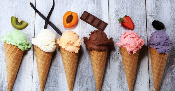 Ice Cream Scoops van verschillende kleuren en smaken met bessen, — Stockfoto