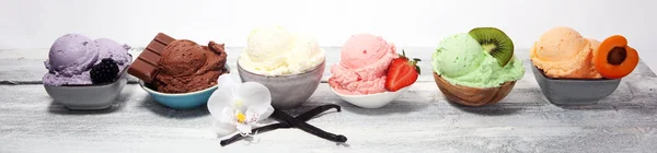 Мороженое различных цветов и вкусов с ягодами , — стоковое фото