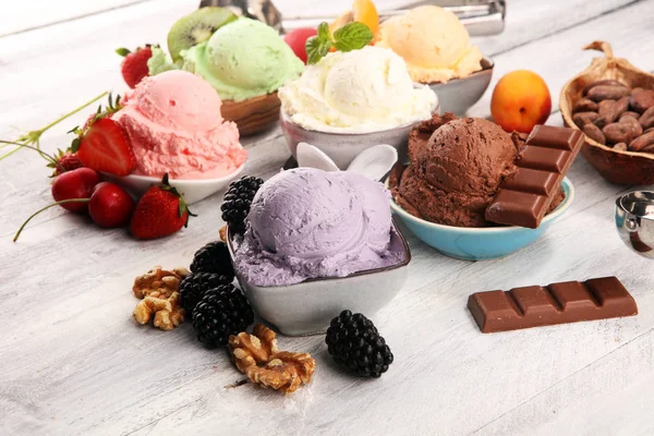 Μεζούρες παγωτού διαφορετικών χρωμάτων και γεύσεων με μούρα, — Φωτογραφία Αρχείου