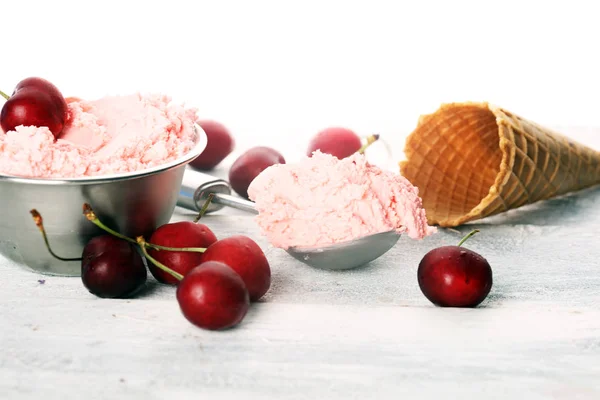 Cuillère à glace cerise et vanille aux cerises fraîches et à la menthe — Photo