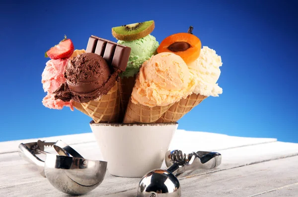 Ice Cream Scoops van verschillende kleuren en smaken met bessen, — Stockfoto