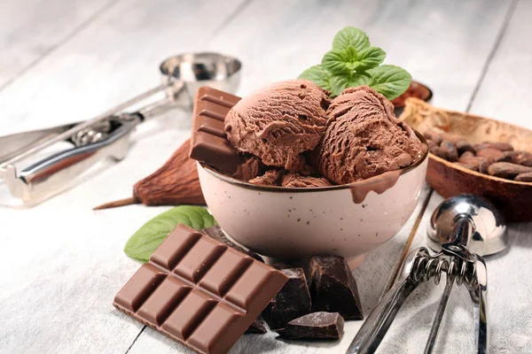 Palla gelato al cioccolato in una ciotola. paletta gelato — Foto Stock