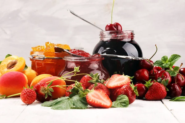 Assortimento di confetture, frutti di stagione, albicocche, menta e frutta . — Foto Stock