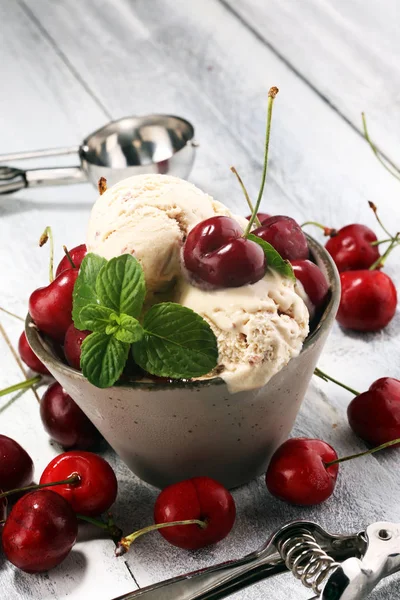 Виски и ванильное мороженое со свежими вишнями и мятой — стоковое фото
