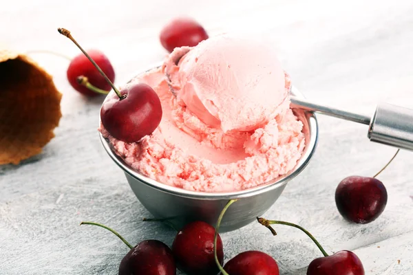 Cseresznye- és vaníliafagylalt friss cseresznyével és mentával — Stock Fotó