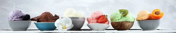 Cucharadas de helado de diferentes colores y sabores con bayas , — Foto de Stock