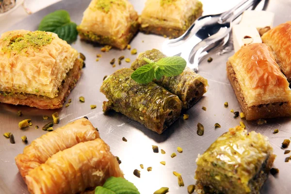 Plats du Moyen-Orient ou arabes. Dessert turc Baklava avec pi — Photo