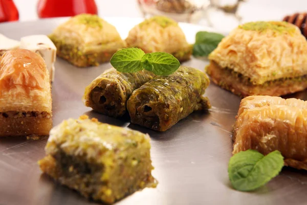 Orta doğu veya Arap yemekleri. pi li Türk Tatlısı Baklava — Stok fotoğraf