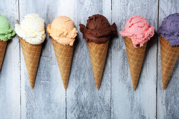 Ice Cream Scoops van verschillende kleuren en smaken met bessen, — Stockfoto