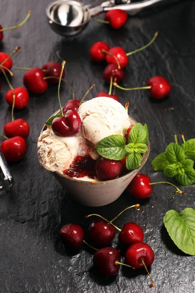 Виски и ванильное мороженое со свежими вишнями и мятой — стоковое фото