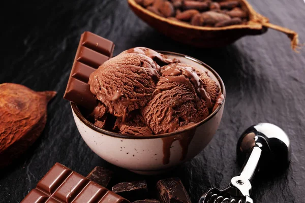 Palla gelato al cioccolato in una ciotola. paletta gelato — Foto Stock