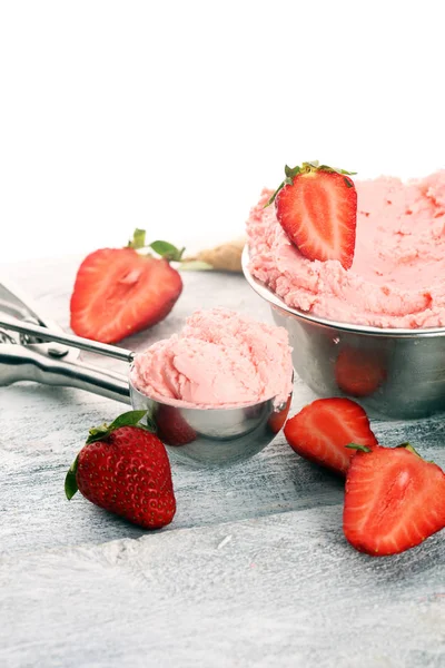 Strawberry ice cream scoop on a rustic white background with fre — Stock Photo, Image