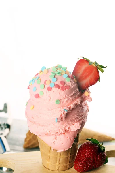 Helado de fresa sobre fondo blanco rústico con fre — Foto de Stock