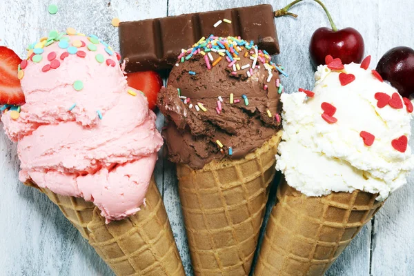 Ice Cream Scoops van verschillende kleuren en smaken met bessen, — Stockfoto