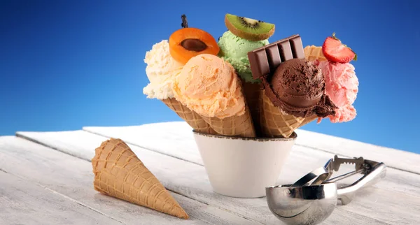 Cucharadas de helado de diferentes colores y sabores con bayas , — Foto de Stock