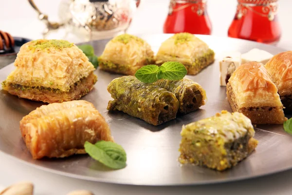 Plats du Moyen-Orient ou arabes. Dessert turc Baklava avec pi — Photo