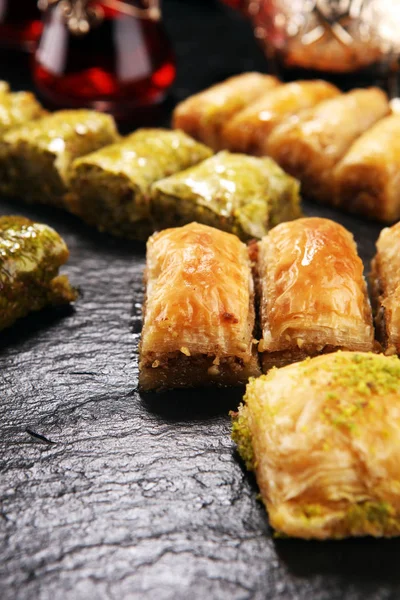 Πιάτα Μέσης Ανατολής ή Αραβικής κουζίνας. Τούρκικο επιδόρπιο Μπακλαβάς με PI — Φωτογραφία Αρχείου