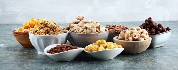 Cereais. Tigelas de vários cereais para o café da manhã. Muesli com crianças — Fotografia de Stock