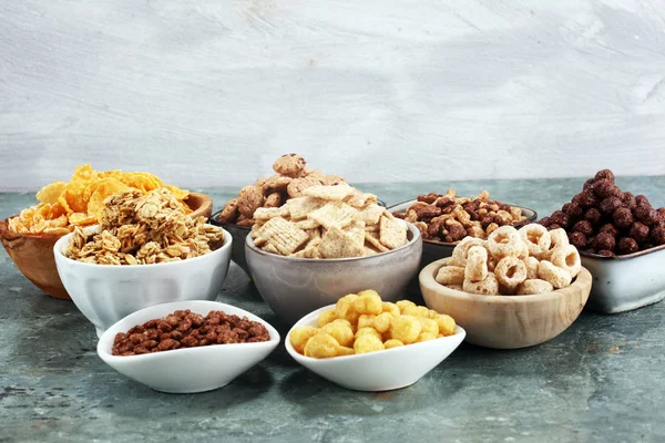 Cereales. Cuencos de diversos cereales para el desayuno. Muesli con niños — Foto de Stock