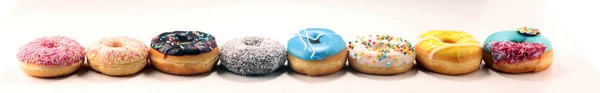 Donuts in verschiedenen Glasuren mit Schokolade — Stockfoto