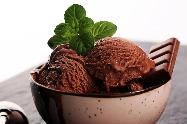 Palla gelato al cioccolato in una ciotola. paletta gelato — Foto Stock