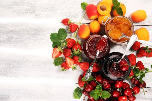 Assortimento di confetture, frutti di stagione, albicocche, menta e frutta . — Foto Stock