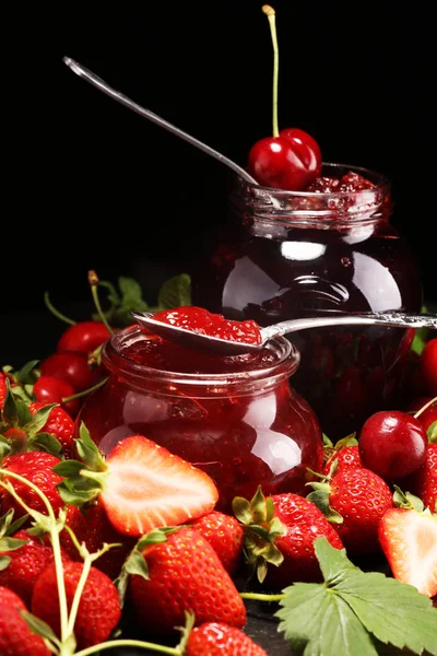 Auswahl an Marmeladen, saisonalen Beeren, Minze und Früchten. Marmelade — Stockfoto