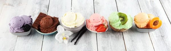 Eiskugeln in verschiedenen Farben und Geschmacksrichtungen mit Beeren, — Stockfoto