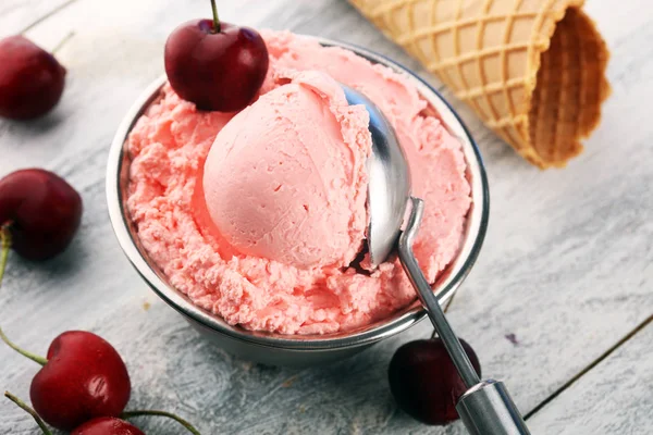 Cseresznye- és vaníliafagylalt friss cseresznyével és mentával — Stock Fotó