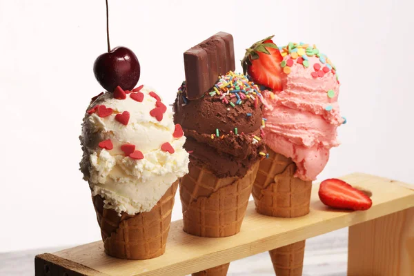 딸기와 다른 색상과 맛의 아이스크림 스쿱, — 스톡 사진