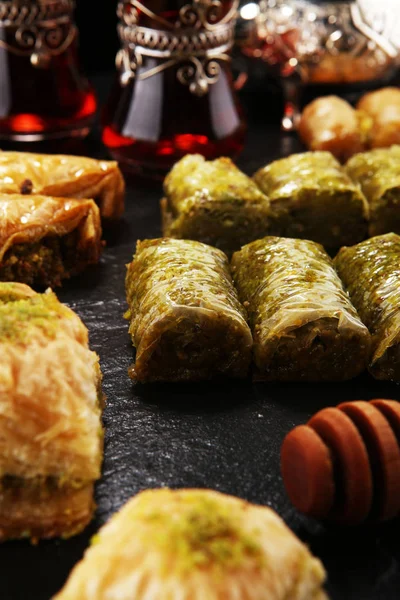 Platos de Oriente Medio o árabes. Postre turco Baklava con pi — Foto de Stock