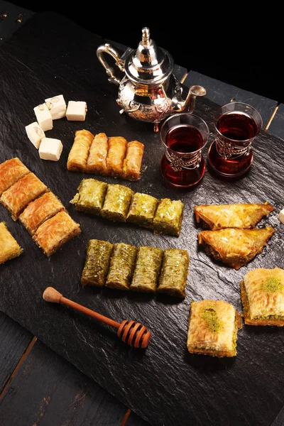 Plats du Moyen-Orient ou arabes. Dessert turc Baklava avec pi — Photo