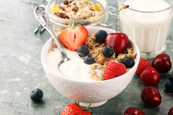 Cereales. Cuenco de cereales de granola, frutas y leche para el desayuno . —  Fotos de Stock