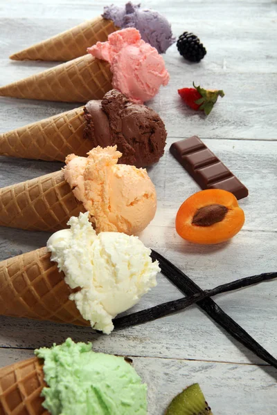 Colheres de sorvete de diferentes cores e sabores com bagas , — Fotografia de Stock