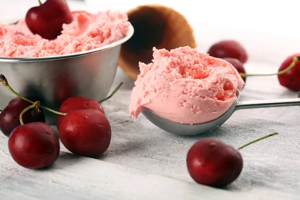 樱桃和香草冰淇淋勺与新鲜樱桃和薄荷 免版税图库图片