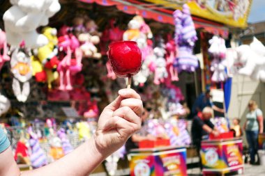 ilçe fuar veya festival tatlı şeker elma. kırmızı şeker elma co