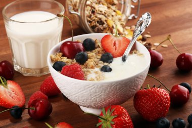 Tahıl. Kahvaltıda granola tahıllar, meyveler ve süt kase. 