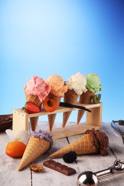 çilek ile farklı renk ve tatlar dondurma kepçe, 