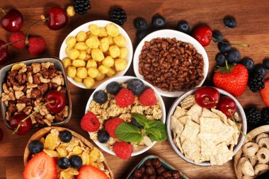 Tahıl. Kahvaltıda çeşitli tahıllar, çilek ve süt kaseleri