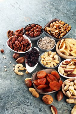 Kurutulmuş meyve ve çeşitli organik fındıklı kompozisyon.