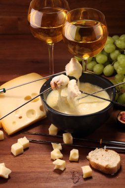 Gurme İsviçre fondü yemek çeşitli ch ile bir kış akşamında