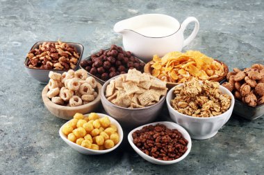Tahıl. Kahvaltıda çeşitli tahıllar ve süt kaseleri. Müsli 