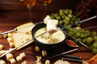 Gurme İsviçre fondü yemek çeşitli ch ile bir kış akşamında